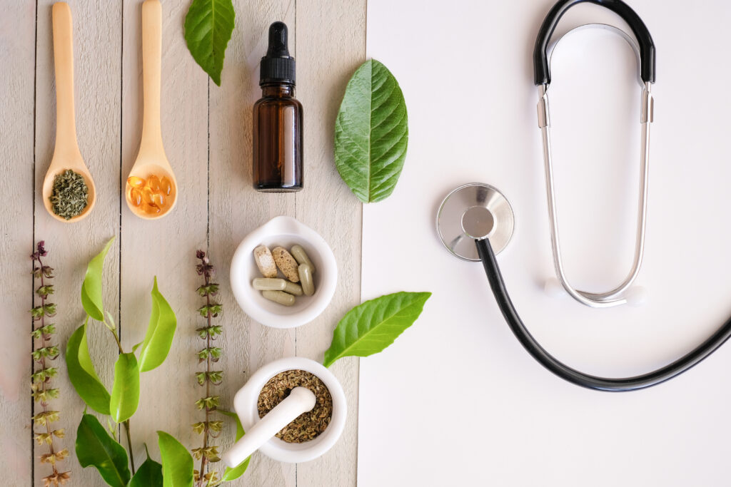 „Heilkräuter und Nahrungsergänzung neben Stethoskop – Naturheilkunde trifft Schulmedizin"